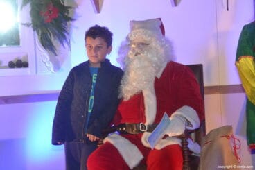 Niño tras entregar la carta a Papa Noel