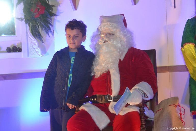 Niño tras entregar la carta a Papa Noel