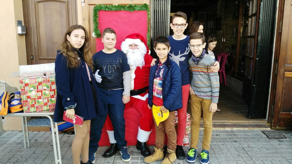 La Navidad llega a Baix la Mar repleta de solidaridad e ilusiones 1 Niños de Baix la Mar con Papá Noel
