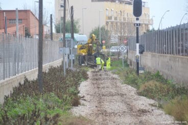 operarios retirando traviesas en denia