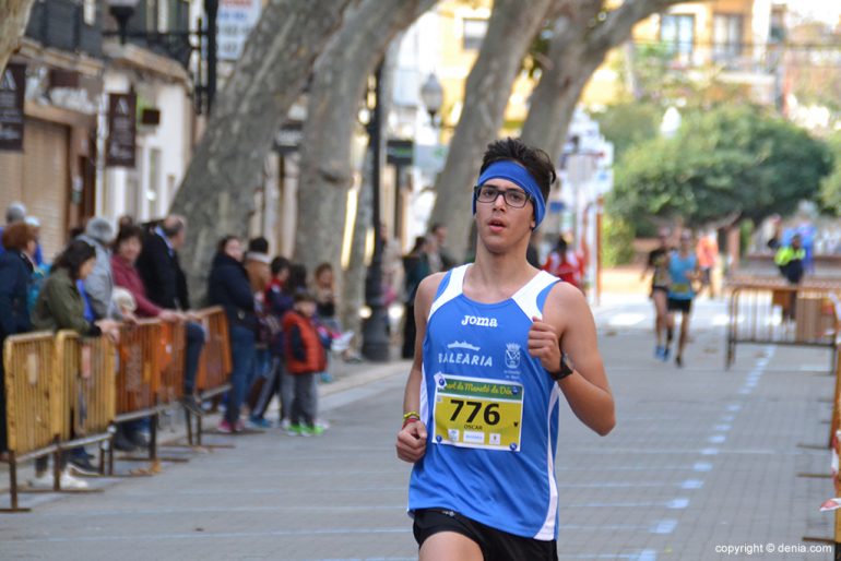 Óscar Fornés crossing the finish line