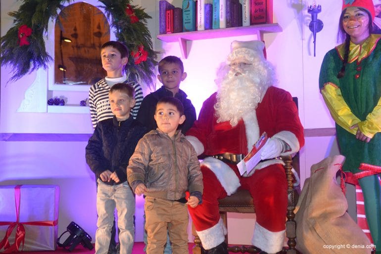 Papa Noel con las cartas en la mano