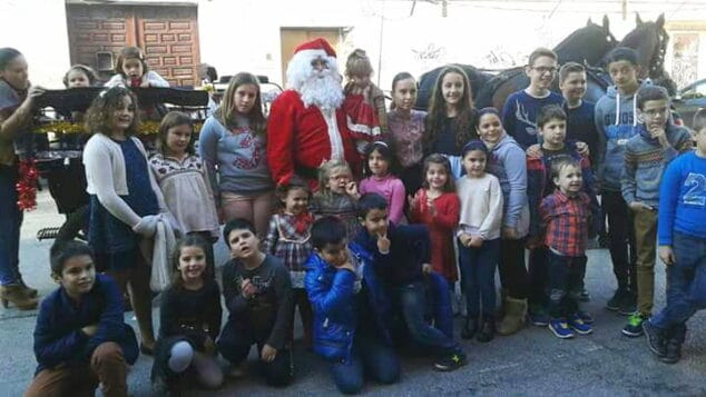 La Navidad llega a Baix la Mar repleta de solidaridad e ilusiones 4 papa noel con los ninos de baix la mar