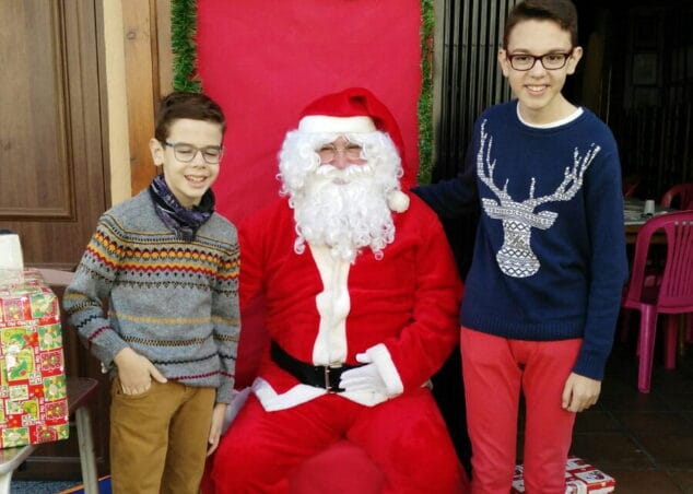 La Navidad llega a Baix la Mar repleta de solidaridad e ilusiones 5 papa noel con ninos de baix la mar