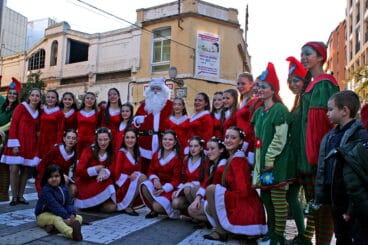 Papa Noel muy bien rodeado