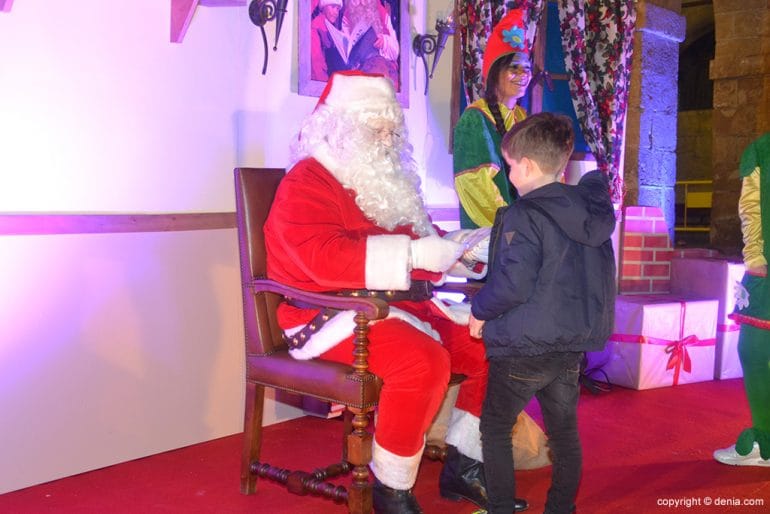 Papa Noel recogiendo una carta