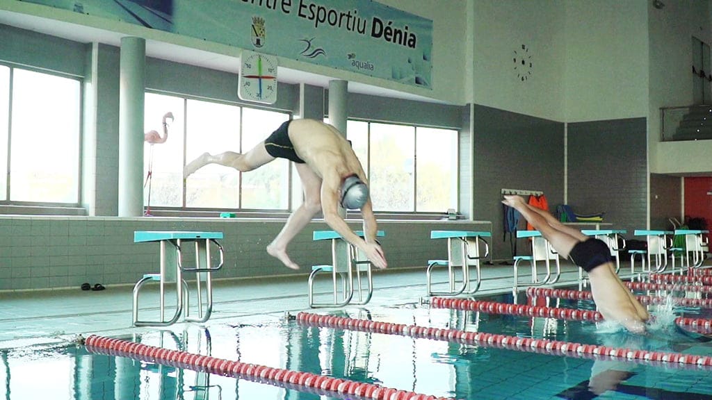 El ciclista profesional Richie Porte grabó un anuncio en la piscina del Centro Deportivo Dénia 1 Richie Porte lanzándose a la piscina