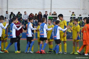 Saludos entre los alevines del FB Dénia y Hércules