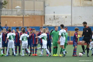 Saludos entre los alevines del Levante UD y Elche CF