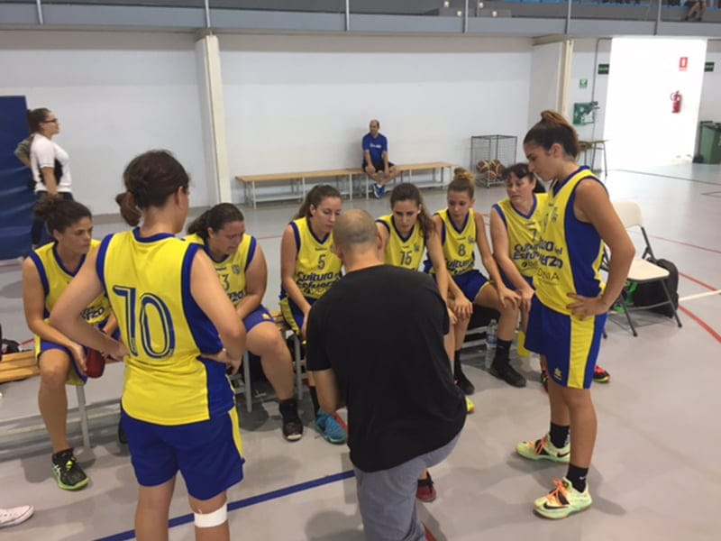 Senior Femenino durante un tiempo muerto