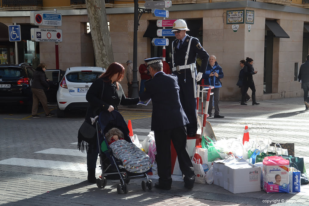 Sevillano dando un libró de la Policía Local de Dénia