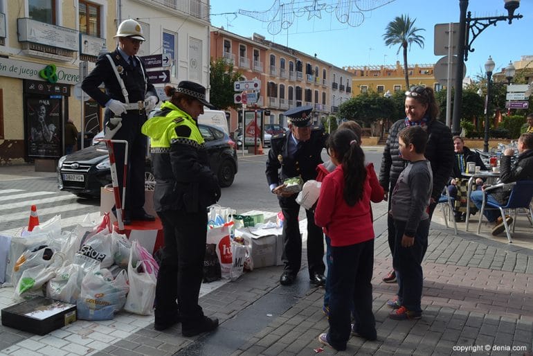 Sevillano hablando con los niños