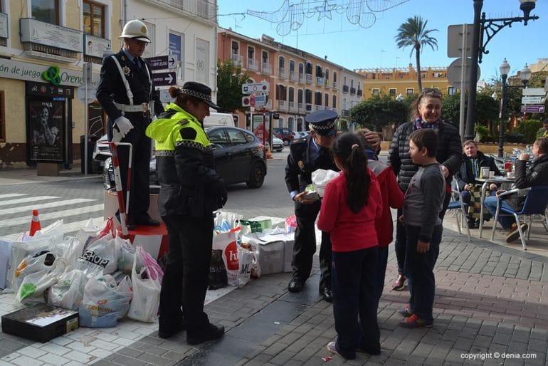 Sevillano recogiendo los alimentos