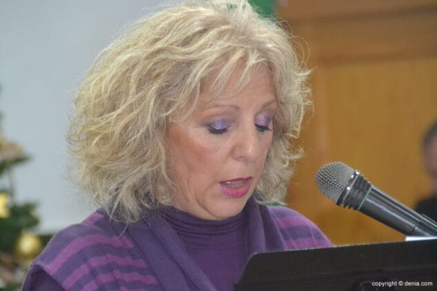 una de las rapsodas leyendo poemas