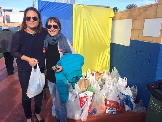 Los aficionados del CD Dénia entregaron 200 kilos de alimentos a Càritas 7 una socia del cd denia dando alimentos