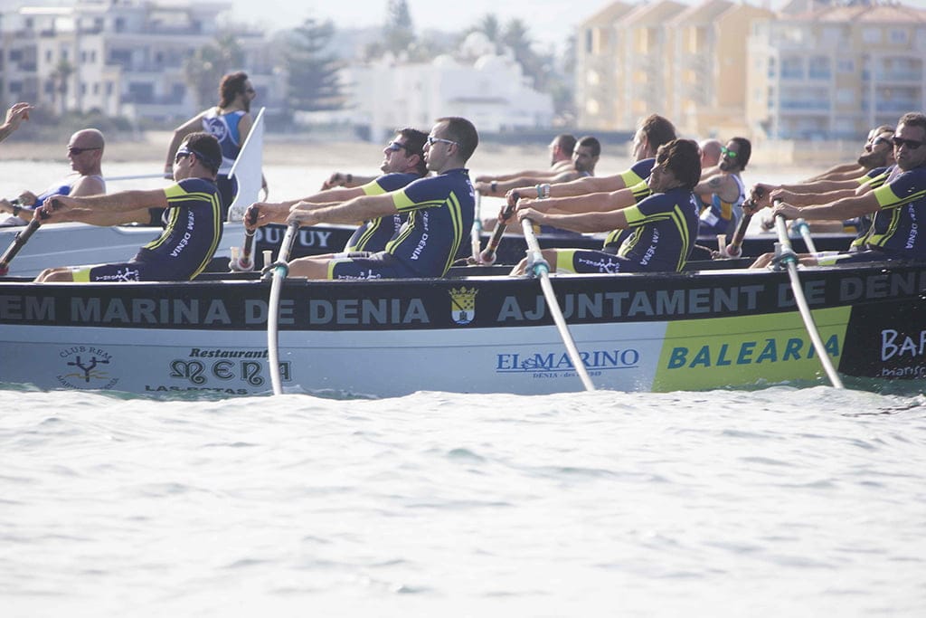 Veteranos del Club Rem Marina Dénia en pleno esfuerzo