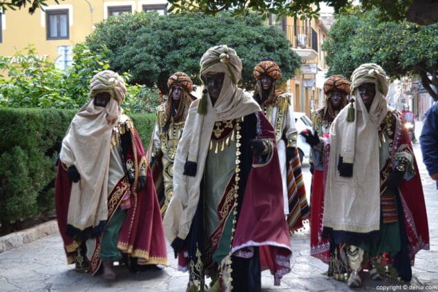 01 visita de los carteros reales a denia llegada a la glorieta