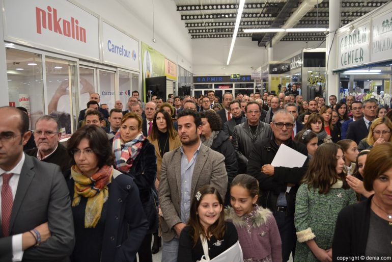 Asistentes a la inauguración de Carrefour Dénia