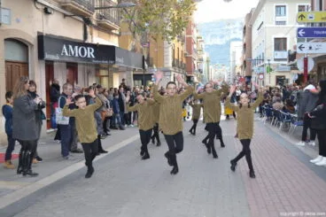 Visita de los Carteros Reales a Dénia – bailarines