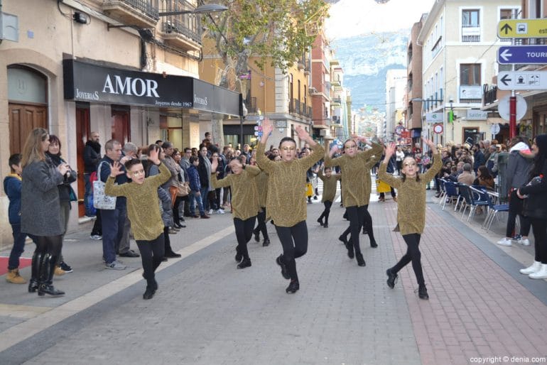 Visita de los Carteros Reales a Dénia - bailarines