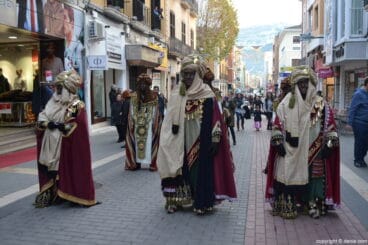 Visita de los Carteros Reales a Dénia – subiendo por la calle Diana