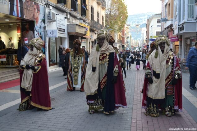 04 visita de los carteros reales a denia subiendo por la calle diana