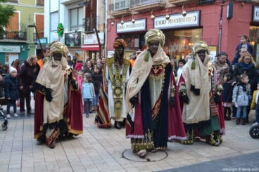 Visita de los Carteros Reales a Dénia – llegada a la plaza