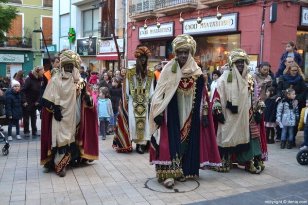 05 visita de los carteros reales a denia llegada a la plaza