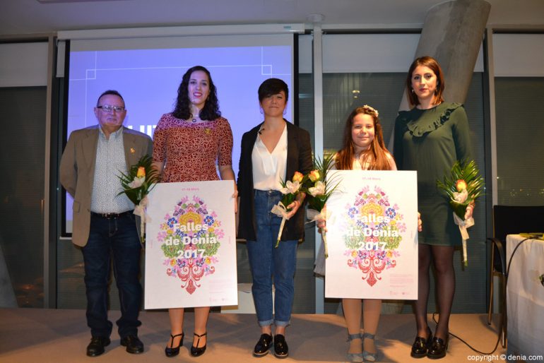 Las falleras mayores de Dénia 2017 junto a la diseñadora del cartel y la presentadora del acto