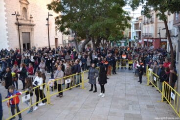 Visita de los Carteros Reales a Dénia – gente esperando