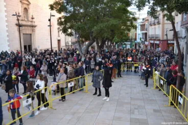 Visita de los Carteros Reales a Dénia – gente esperando