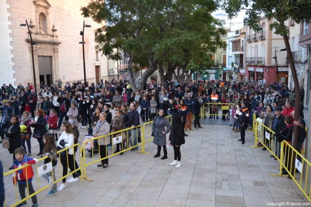 06 visita de los carteros reales a denia gente esperando