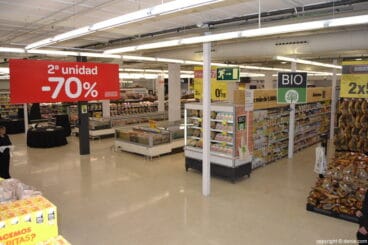 Pasillos de alimentación en Carrefour dénia