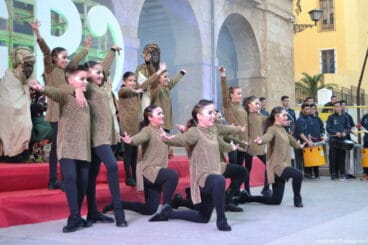 Visita de los Carteros Reales a Dénia – bailarines de F19 Dance Academy