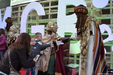 Visita de los Carteros Reales a Dénia – niños con los carteros