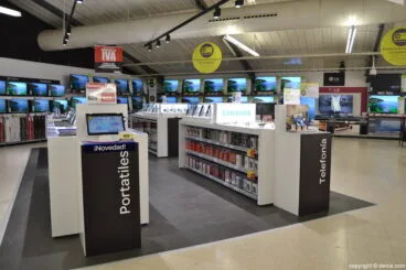Zona de tecnología en Carrefour Dénia