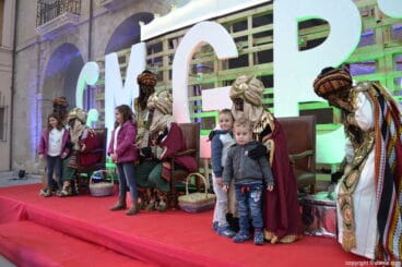 Visita de los Carteros Reales a Dénia – entregando la carta