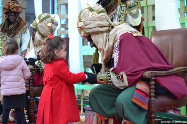 Visita de los Carteros Reales a Dénia – entregando la carta