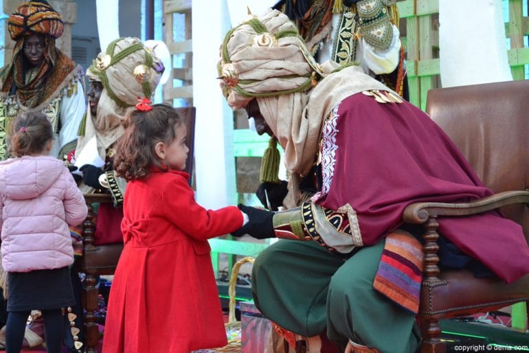 Visita de los Carteros Reales a Dénia - entregando la carta