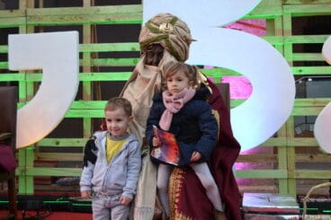 Visita de los Carteros Reales a Dénia – el cartero real con unos hermanos