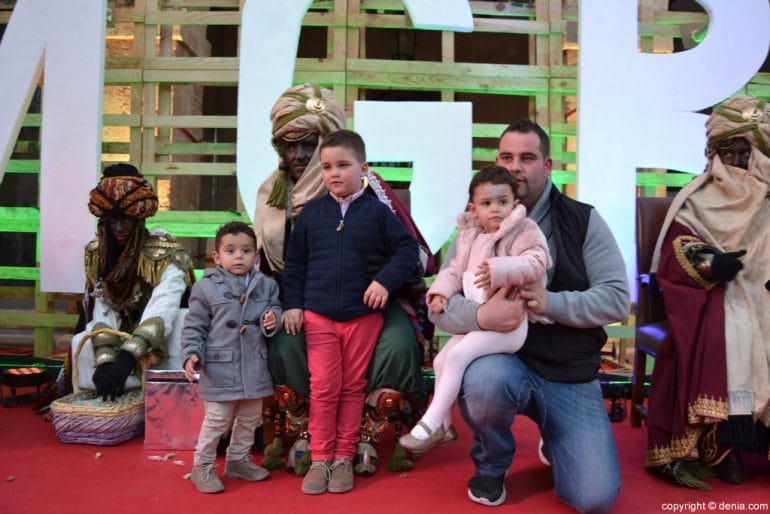 Visita de los Carteros Reales a Dénia - familia con el cartero