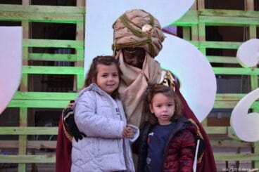 Visita de los Carteros Reales a Dénia – hermanas con uno de los carteros