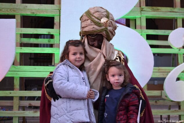 14 visita de los carteros reales a denia hermanas con uno de los carteros