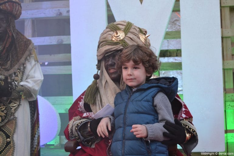 Visita de los Carteros Reales a Dénia - foto de un nene