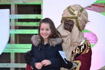 Visita de los Carteros Reales a Dénia – nena con cartero real