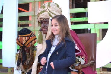 Visita de los Carteros Reales a Dénia – una niña haciéndose una foto