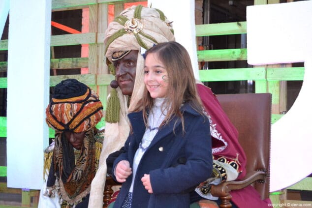 18 visita de los carteros reales a denia una nina haciendose una foto