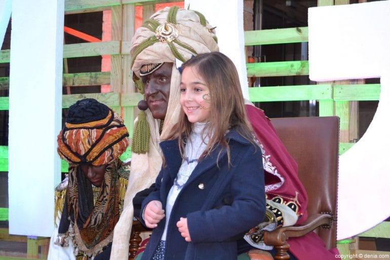 Visita de los Carteros Reales a Dénia - una niña haciéndose una foto