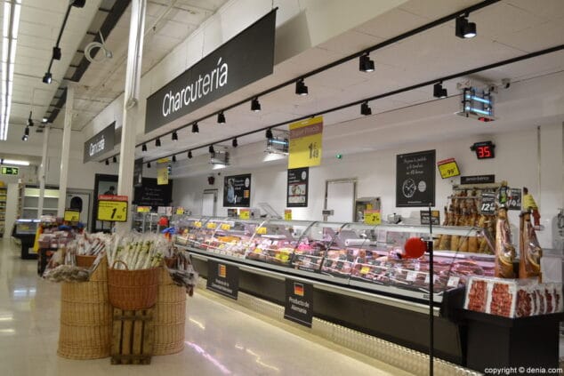 El hipermercado Carrefour abre sus puertas al público en Dénia 20 18 zona de charcuteria de carrefour denia