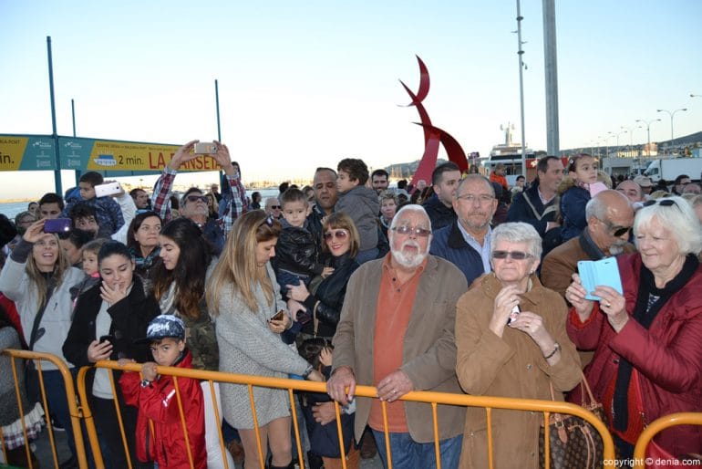 Cabalgata Reyes Magos Dénia 2017 - Público en el puerto